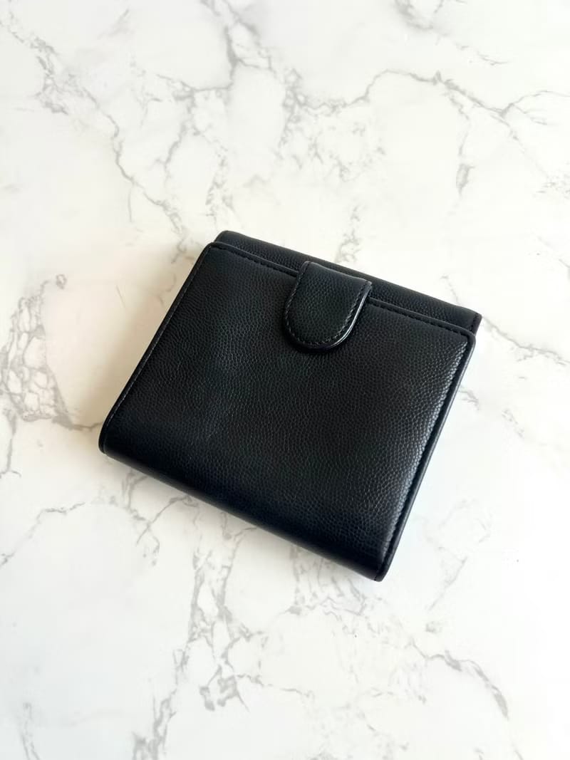 Chanel黑色雕刻銀扣魚子醬短夾/皮夾/錢包