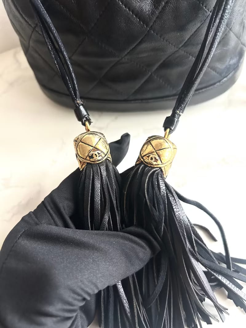 Chanel黑金Matelassé羊皮雙流蘇水桶包/側背包/單肩包/斜背包