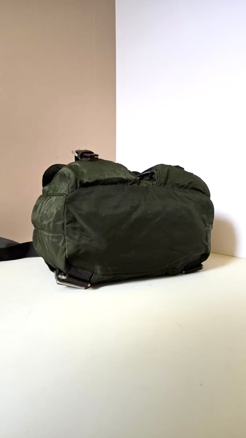 Prada橄欖綠色銀標雙肩包/後背包/背囊