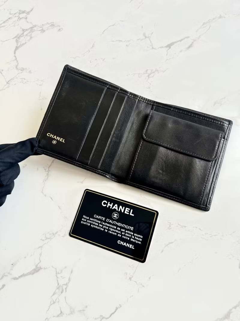 Chanel 黑色小羊皮革中夾/短夾