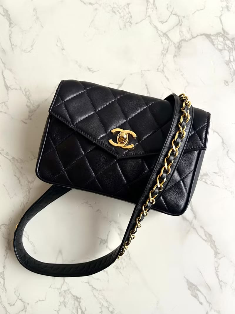Chanel黑色金扣單肩包/腰帶包//側背包