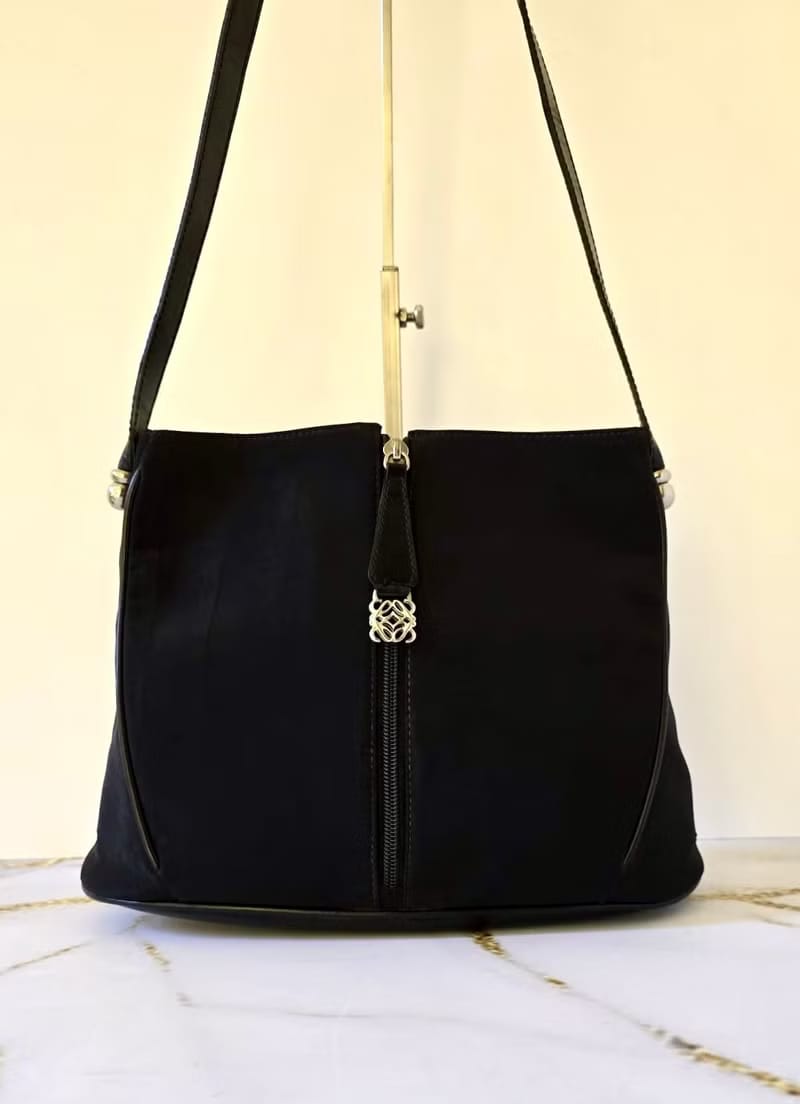 Loewe黑色銀雕刻扣拼皮流浪包/側背包/單肩包