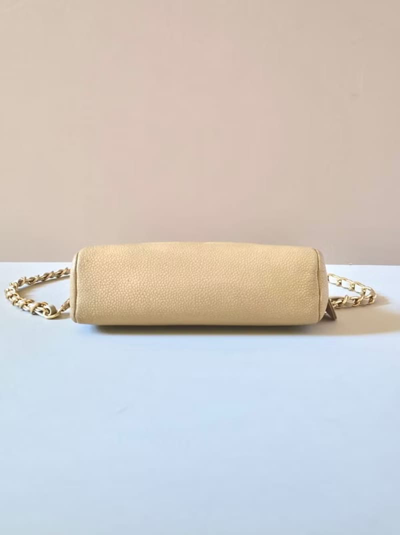 Chanel米杏色魚子醬皮革斜背包/單肩包/側背包