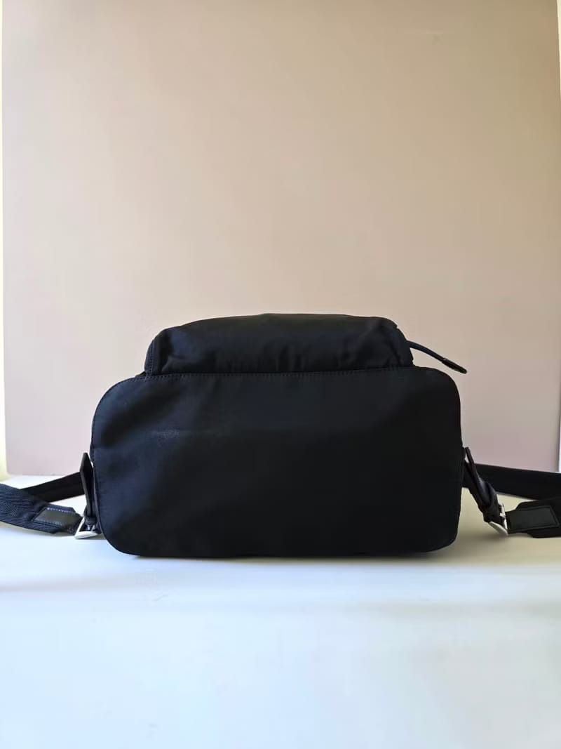 Prada黑色銀標尼龍雙肩包/後背包/背囊