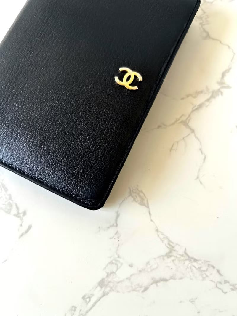 Chanel黑色金扣皮革中夾/旅行護照套/錢包