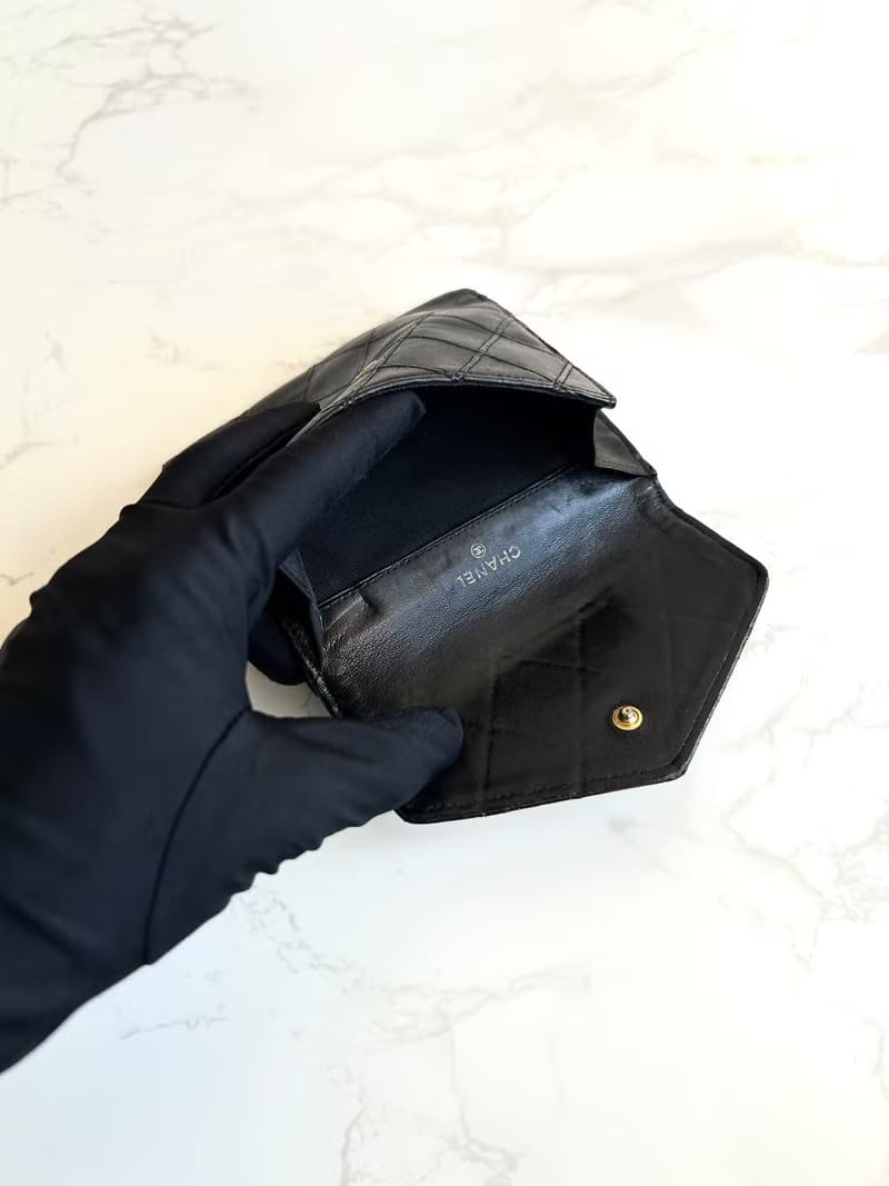 Chanel雙面小羊皮革黑色短夾/小銀包