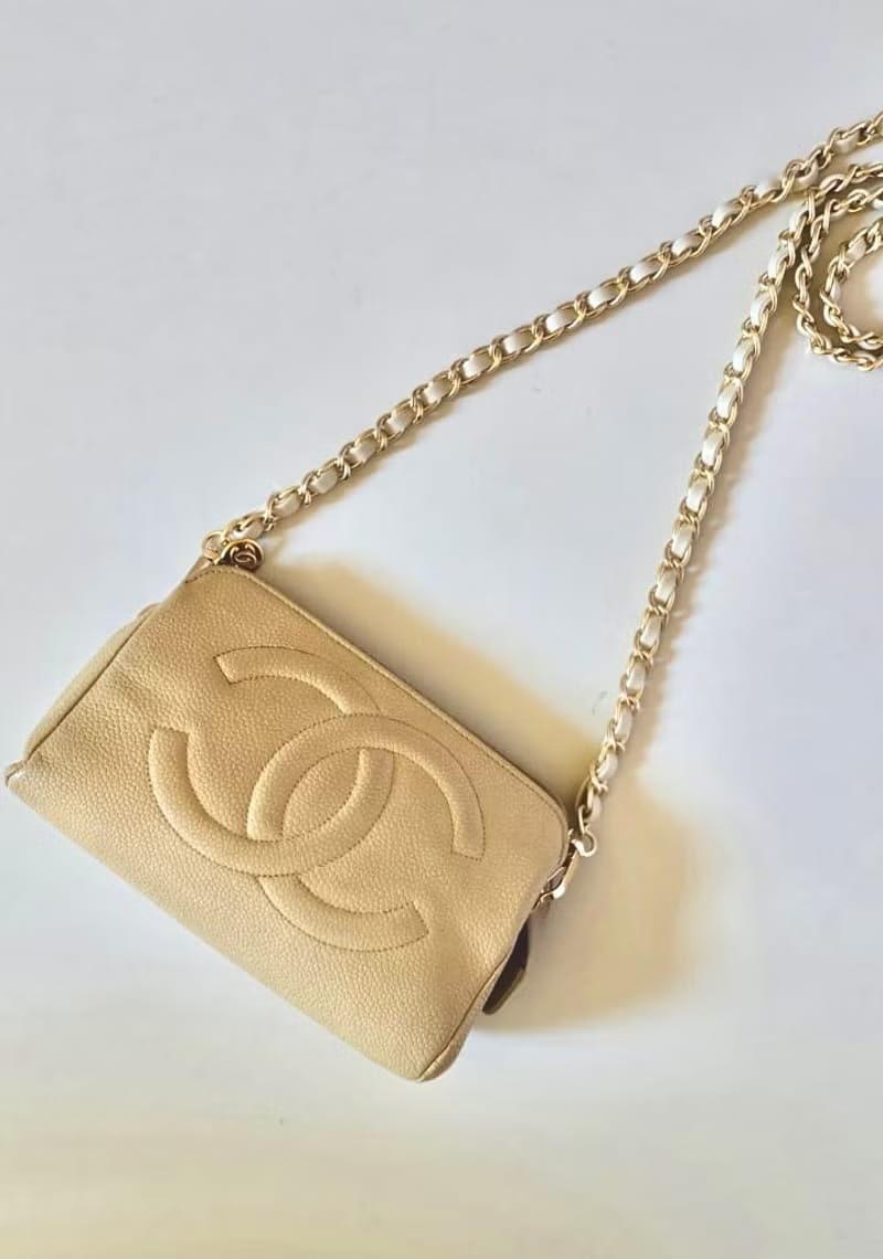 Chanel米杏色魚子醬皮革斜背包/單肩包/側背包