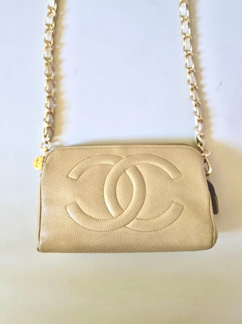 Chanel米杏色魚子醬皮革斜背包/單肩包/側背包