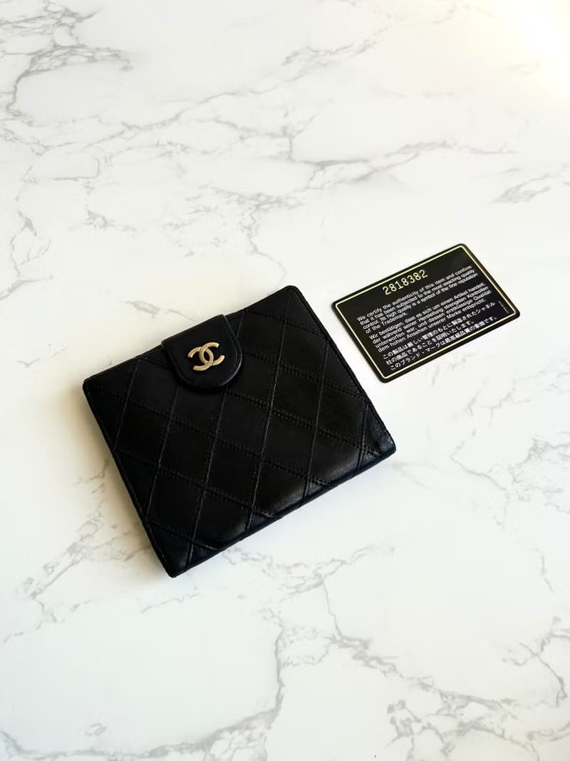 Chanel雙面小羊皮革黑色短夾/小銀包