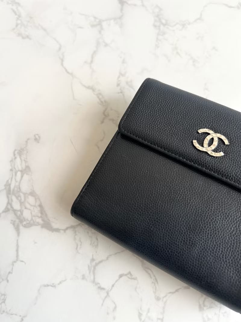Chanel黑色雕刻銀扣魚子醬短夾/皮夾/錢包
