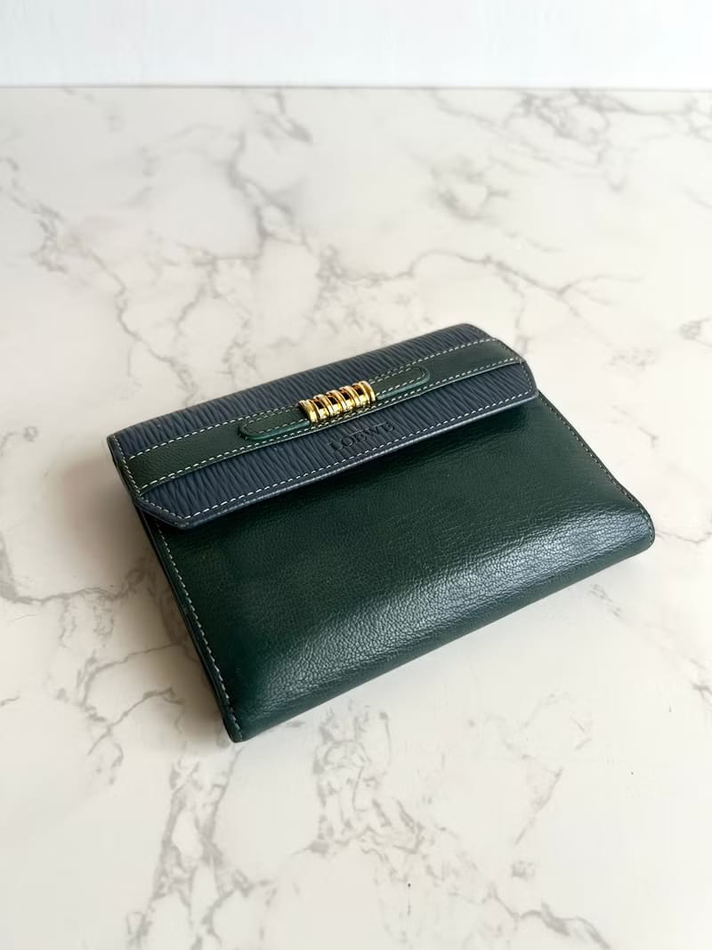 Loewe稀有藍綠色金蛇骨中夾/短夾