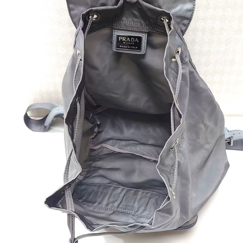 Prada 銀灰色銀標雙肩包/後背包/背囊