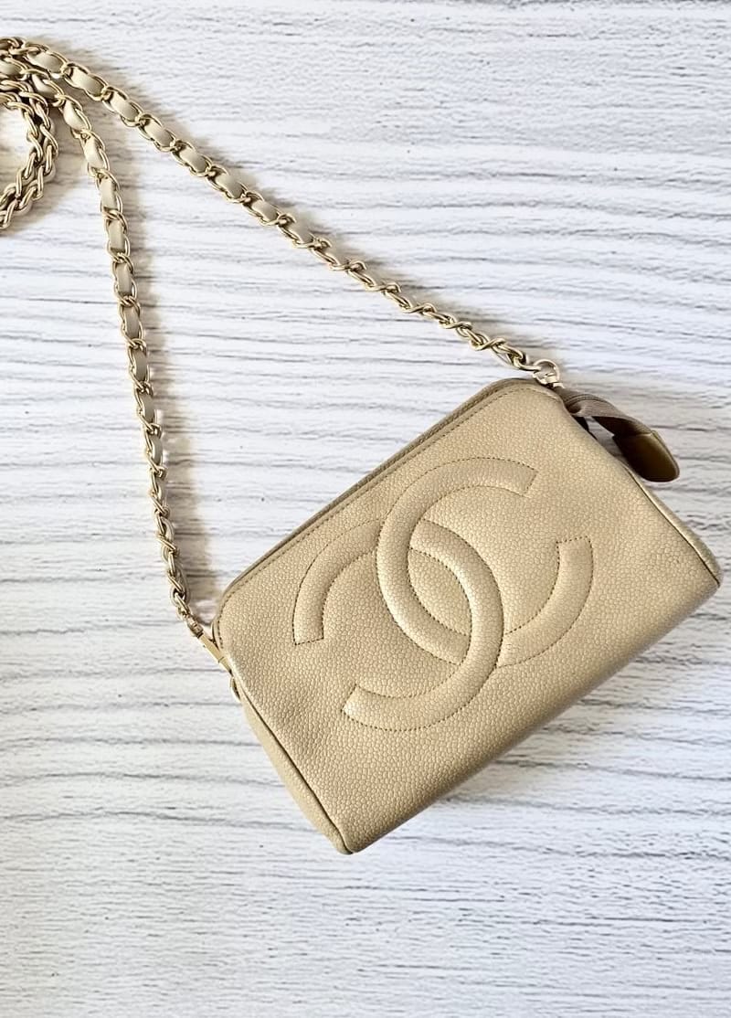 Chanel米杏色魚子醬皮革斜背包/單肩包/側背包