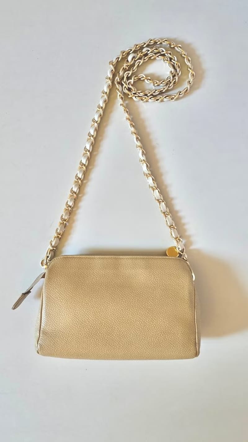 Chanel米杏色魚子醬皮革斜背包/單肩包/側背包