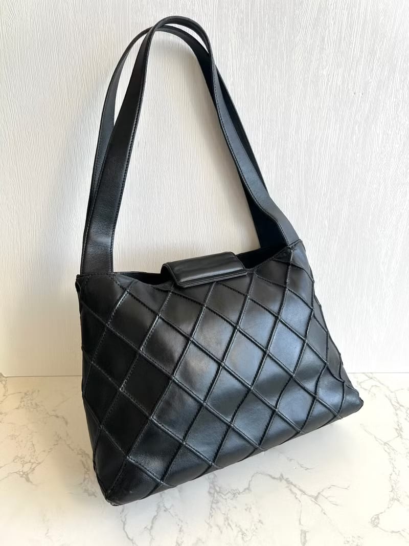 Chanel 稀有黑銀旋轉扣華夫餅流浪包/單肩包/側背包