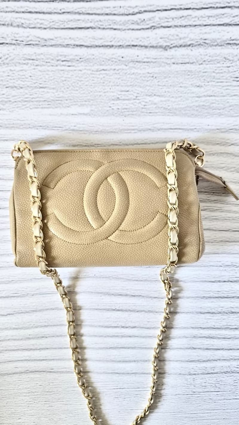 Chanel米杏色魚子醬皮革斜背包/單肩包/側背包