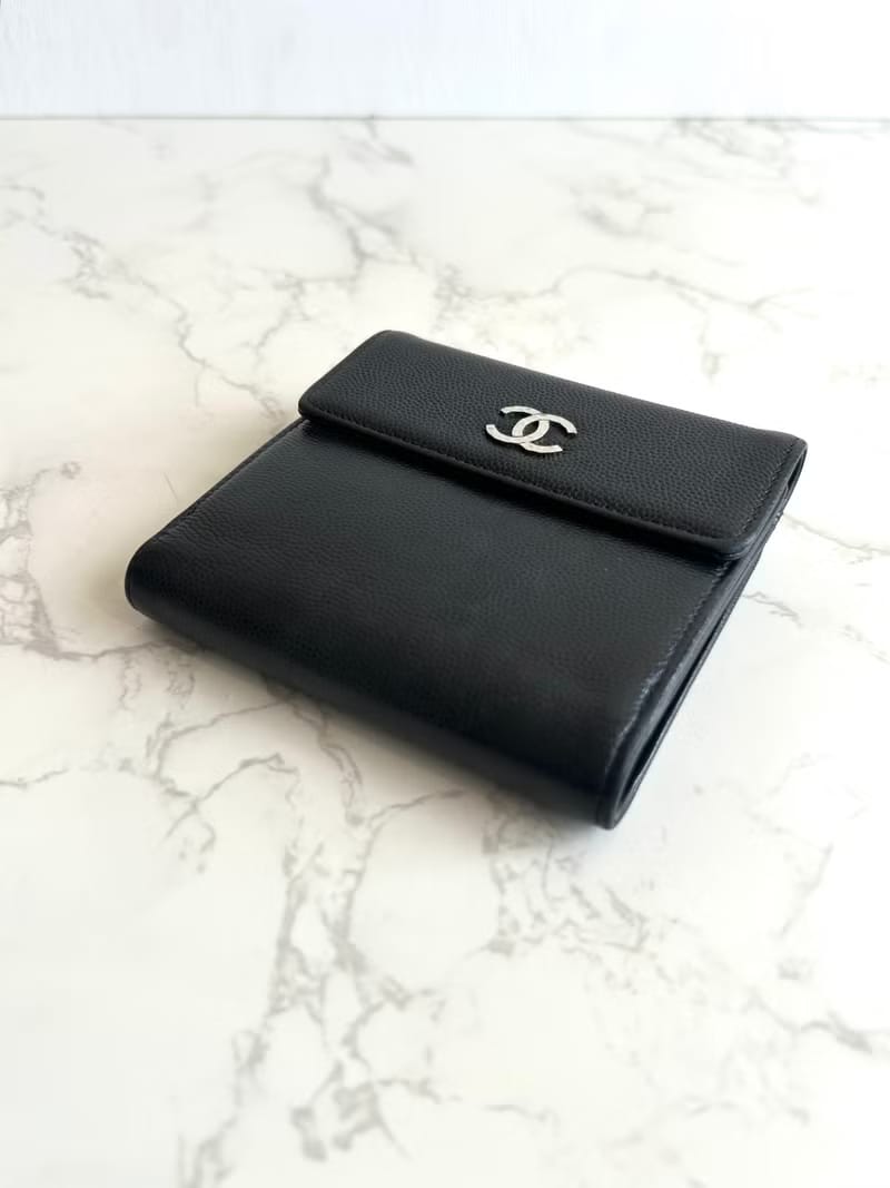 Chanel黑色雕刻銀扣魚子醬短夾/皮夾/錢包