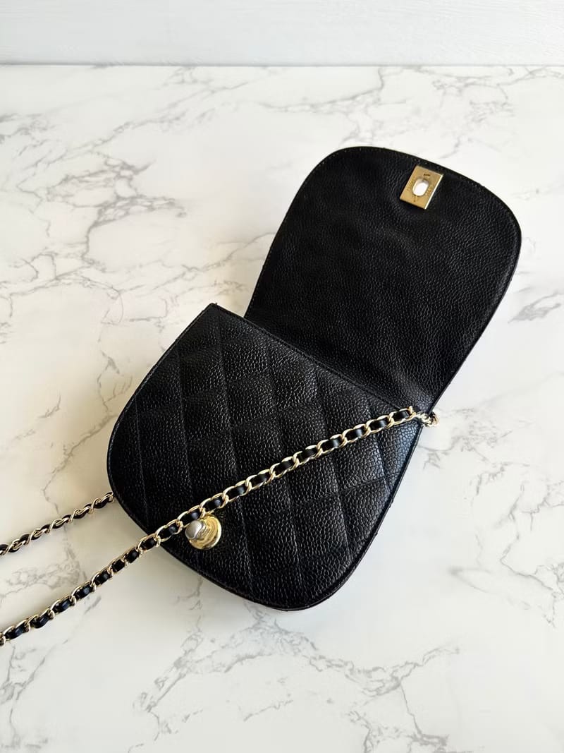 Chanel黑色金旋轉扣馬鞍包/斜背包/單肩包/側背包