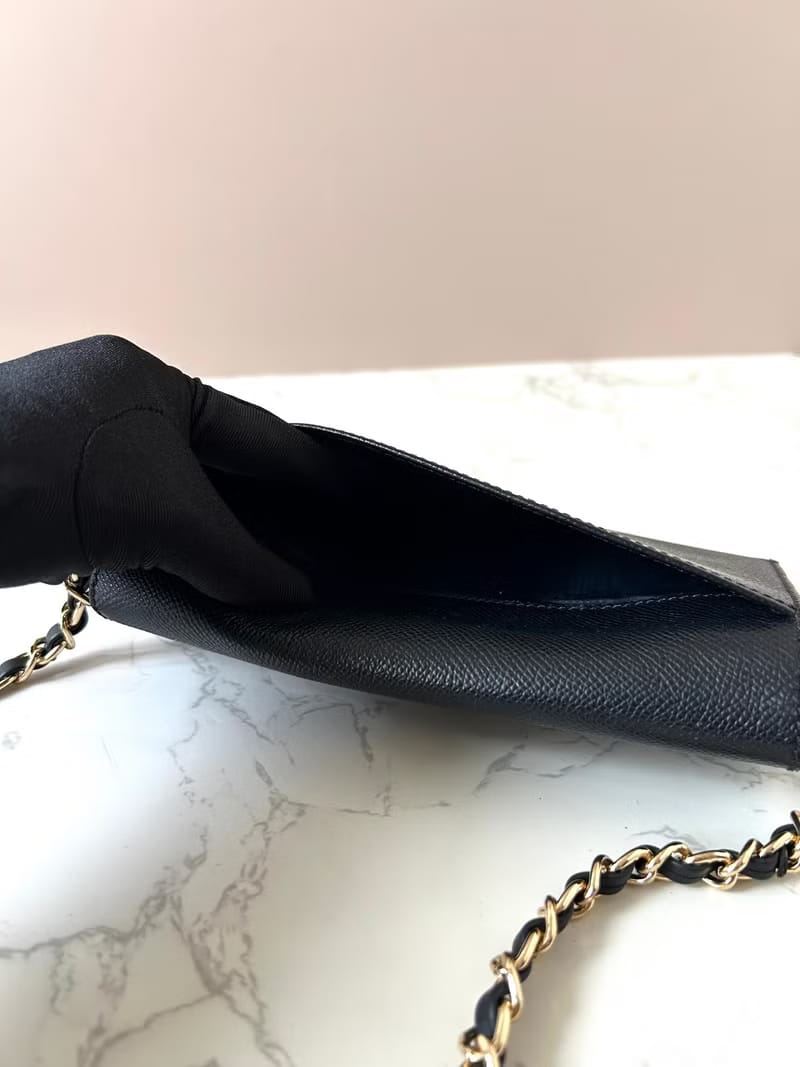 Chanel黑色皮革金扣斜背包/側背包/長夾