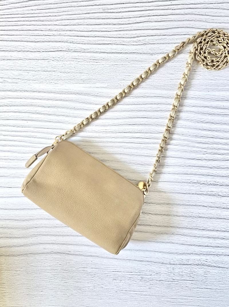 Chanel米杏色魚子醬皮革斜背包/單肩包/側背包