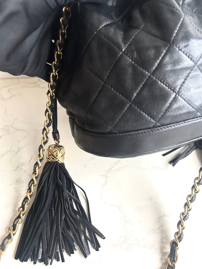 Chanel黑金Matelassé羊皮雙流蘇水桶包/側背包/單肩包/斜背包
