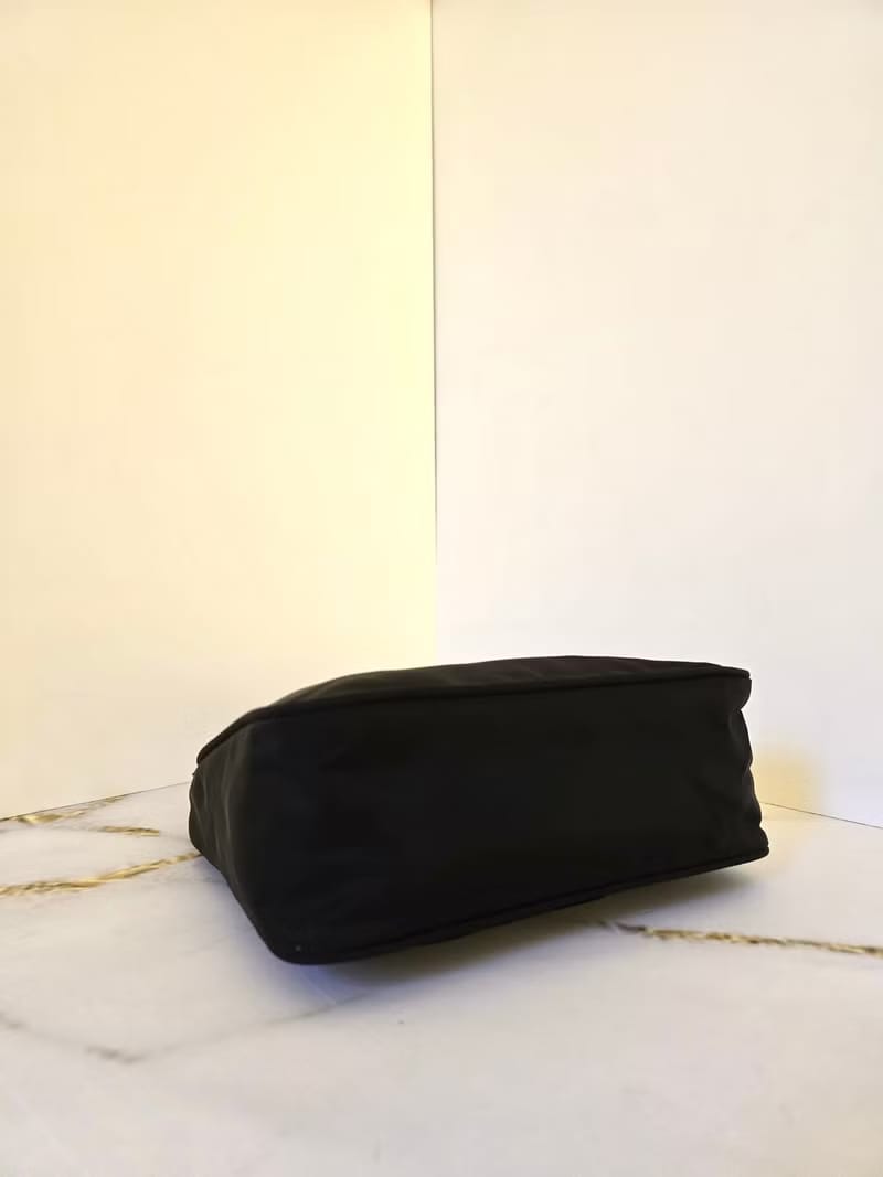 Prada 經典黑銀色Hobo流浪腋下包/單肩包/側背包