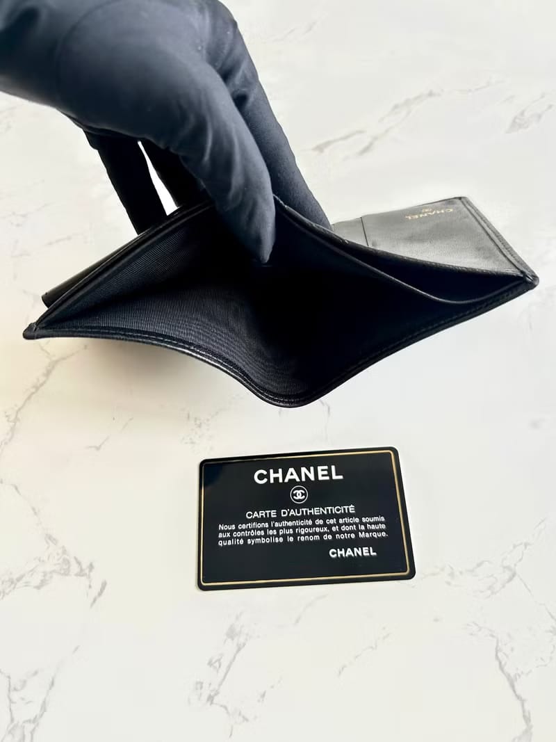 Chanel 黑色小羊皮革中夾/短夾