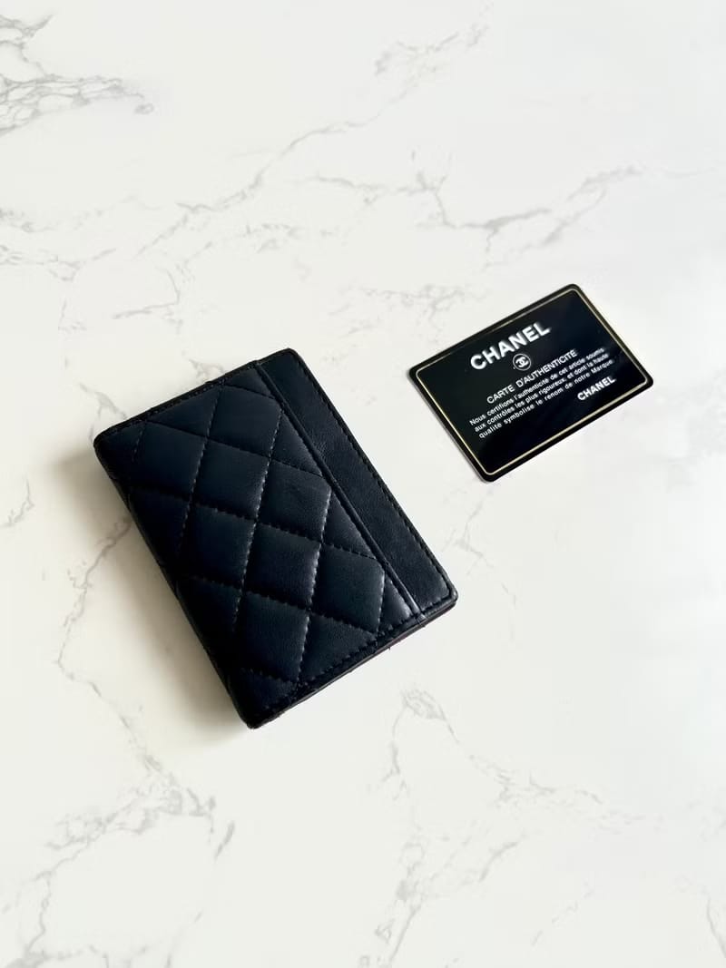 Chanel 黑色小羊皮革中夾/短夾