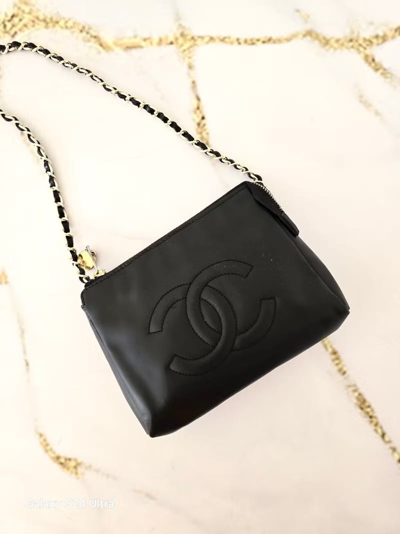 Chanel黑色金扣牛皮斜背包/單肩包/側背包