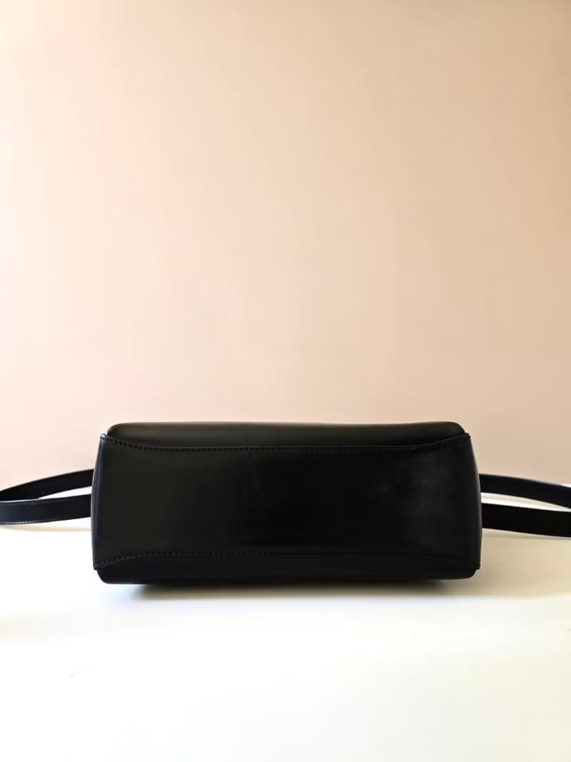 GUCCI black bamboo leather antique box shoulder bag/side bag/oblique bag