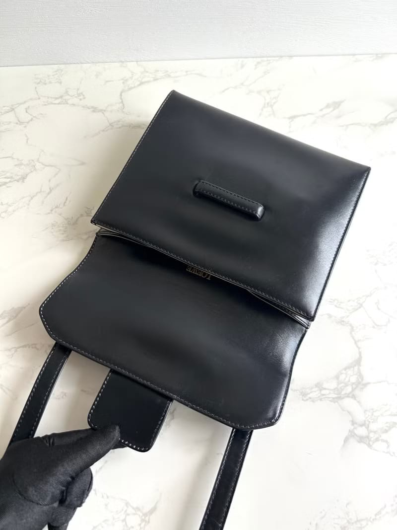 Loewe 黑色Anagram壓花側背包 / 斜背包