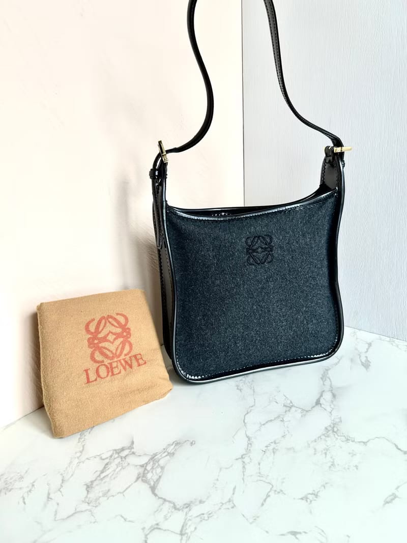 稀有Loewe黑灰色毛呢拼皮Anagram刺繡流浪包/側背包