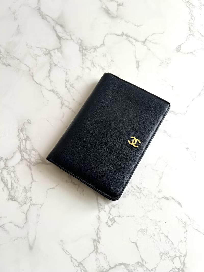 Chanel黑色皮革中短夾/旅行護照套/錢包