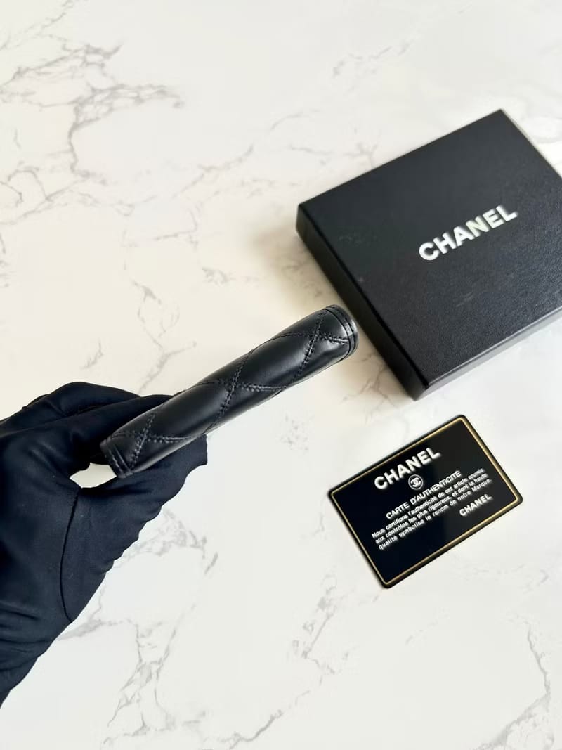 Chanel 黑色小羊皮革中夾/短夾