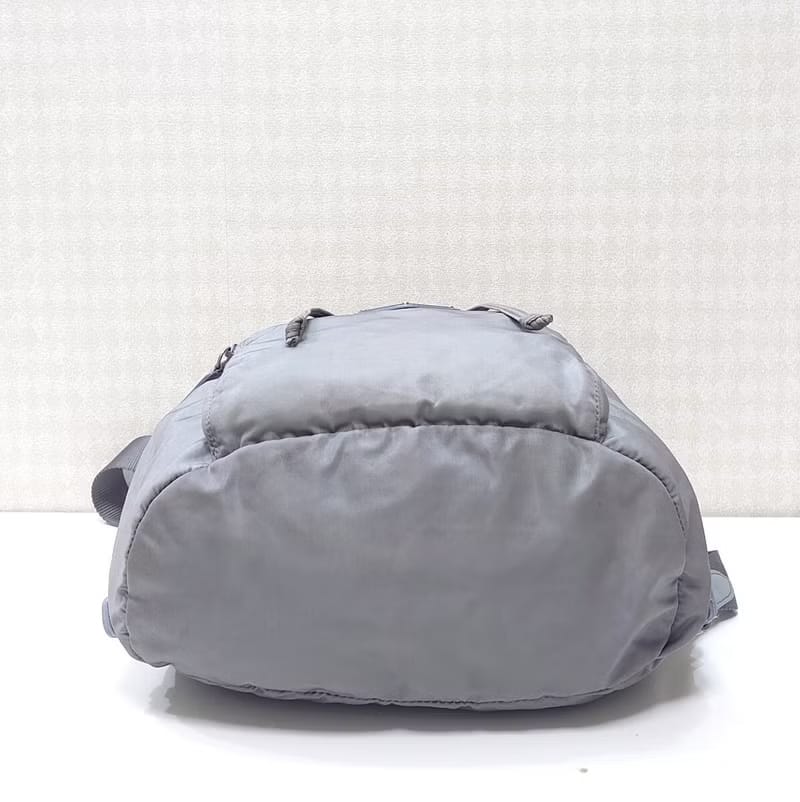 Prada 銀灰色銀標雙肩包/後背包/背囊