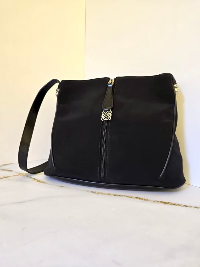 Loewe黑色銀雕刻扣拼皮流浪包/側背包/單肩包