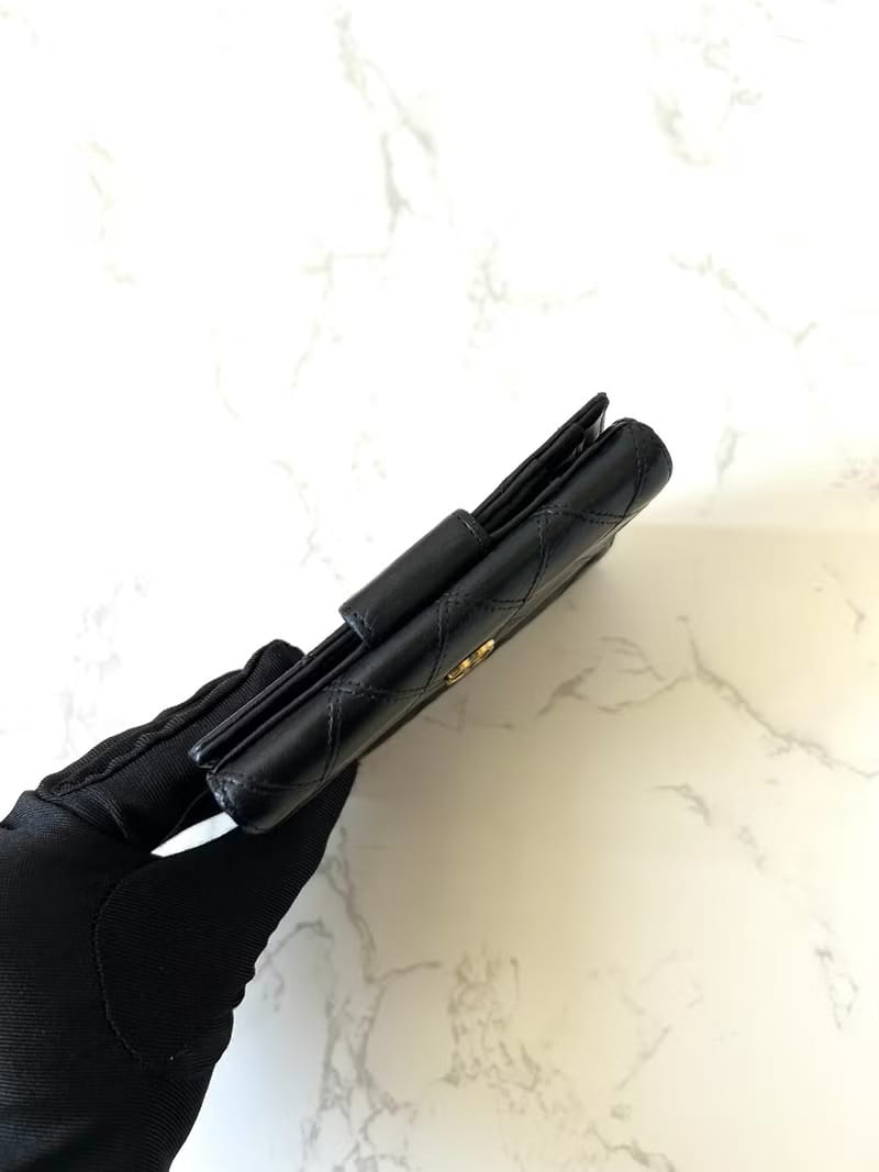 Chanel雙面小羊皮革黑色短夾小銀包