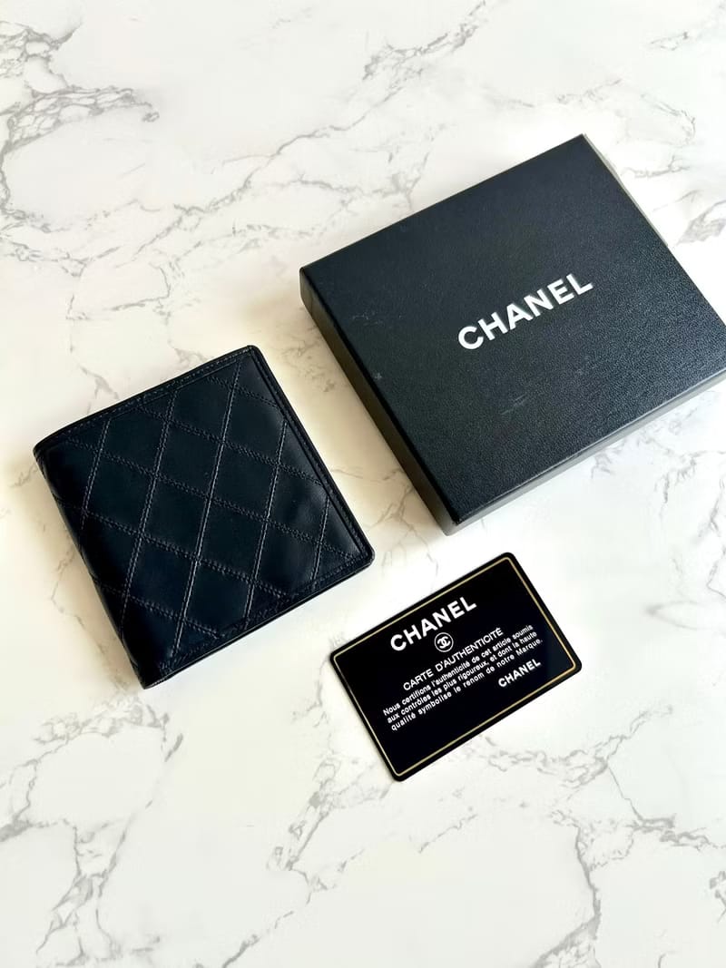 Chanel 黑色小羊皮革中夾/短夾