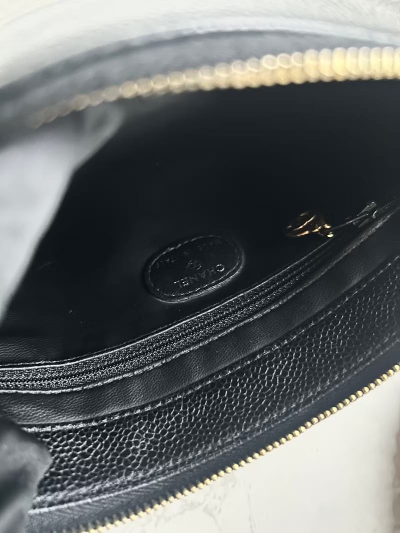 Chanel黑色魚子醬皮革斜背包/單肩包/側背包