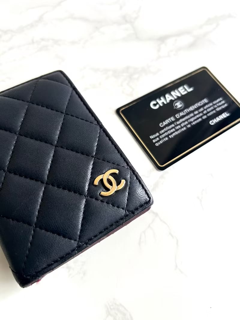 Chanel 黑色小羊皮革中夾/短夾