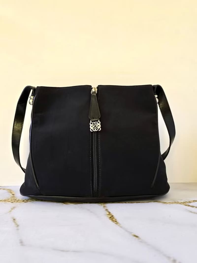 Loewe黑色銀雕刻扣拼皮流浪包/側背包/單肩包