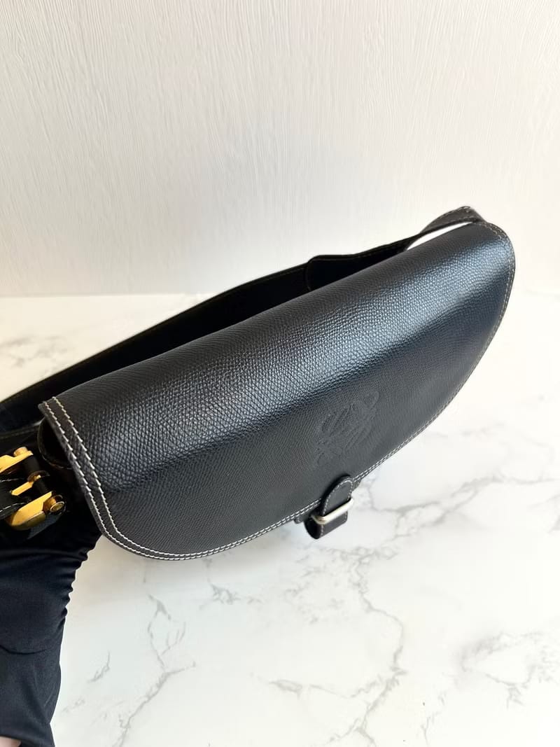 Loewe黑金色Anagram半月馬鞍包/側背包/斜背包/單肩包