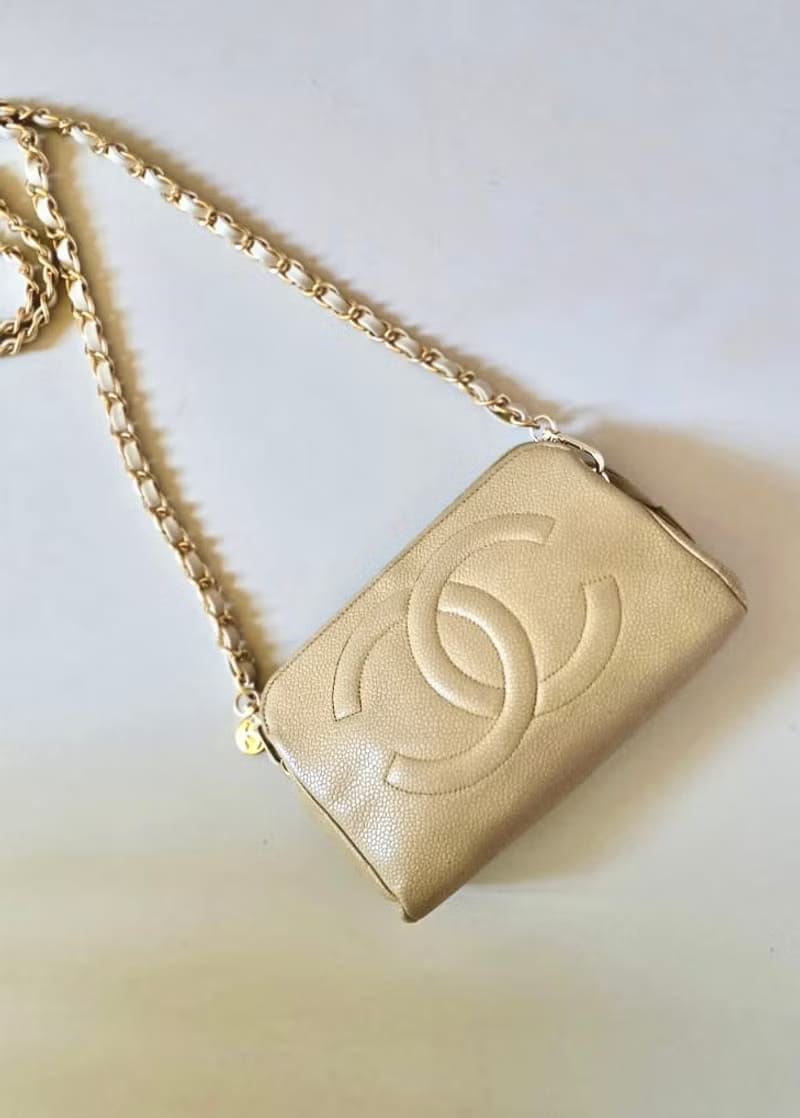 Chanel米杏色魚子醬皮革斜背包/單肩包/側背包