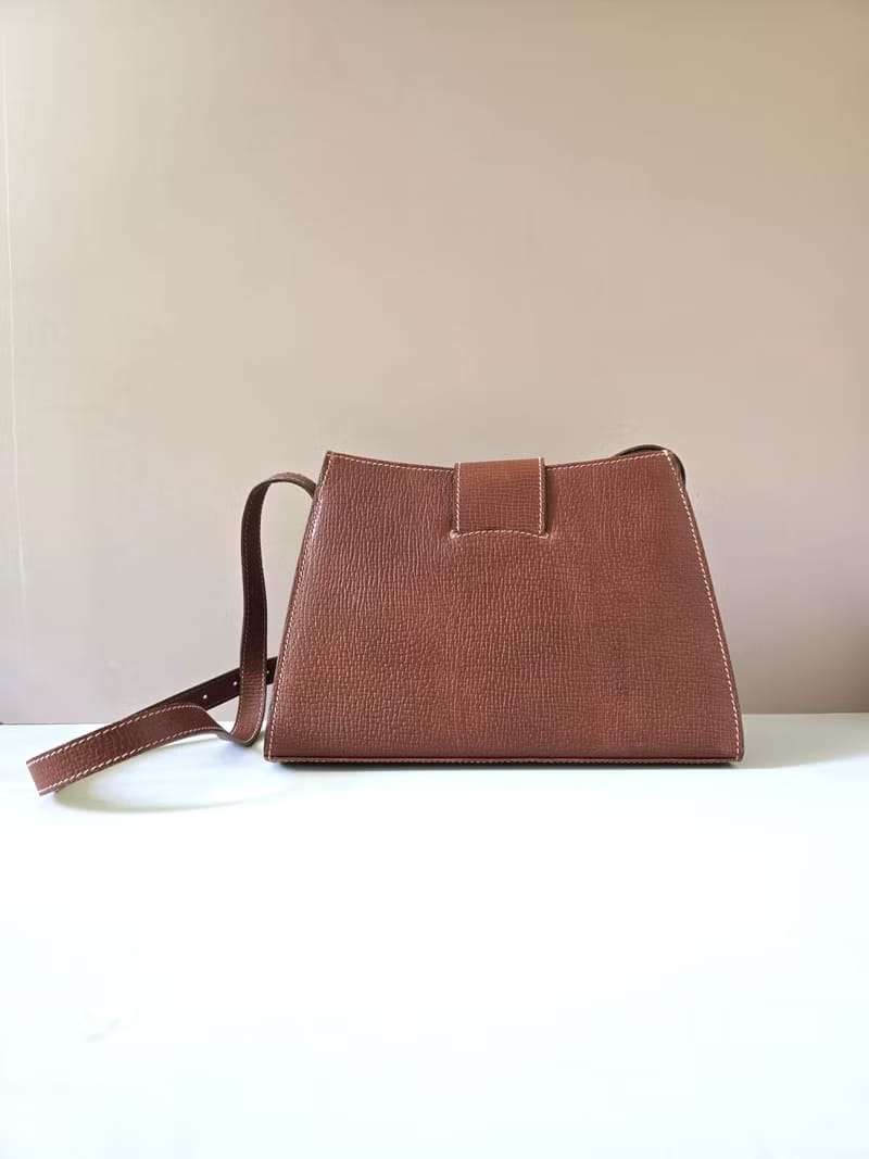 Loewe咖啡色Barcelona旋轉扣單肩包/斜背包/側背包