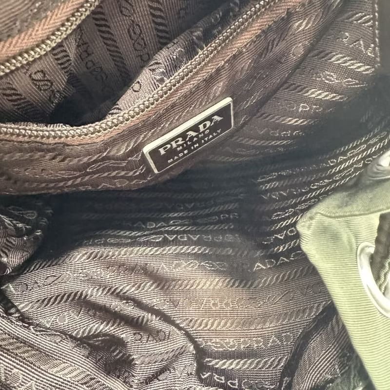 Prada橄欖綠色銀標雙肩包/後背包/背囊