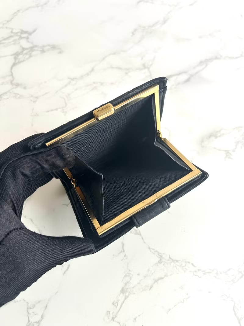 Chanel黑色小羊皮金扣皮革中短夾銀包