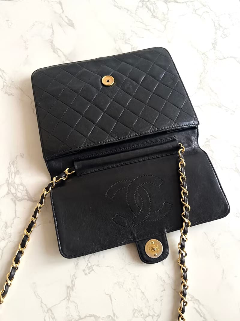 Chanel Black and Gold 22 Matelassé Flap Bag/Crossbody Bag/Shoulder Bag
