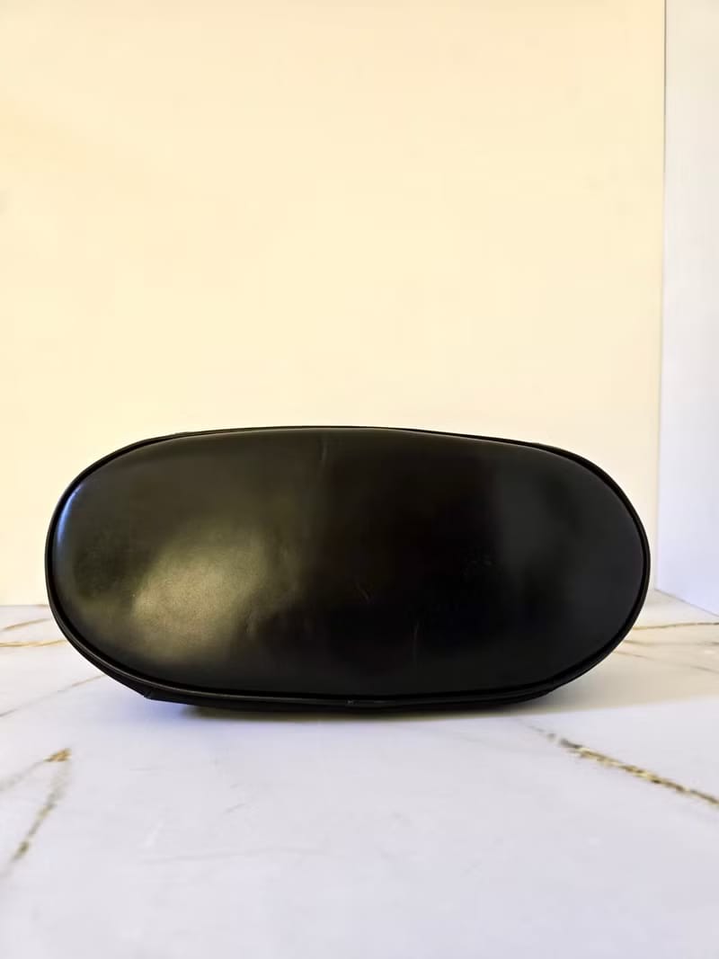 Loewe黑色銀雕刻扣拼皮流浪包/側背包/單肩包