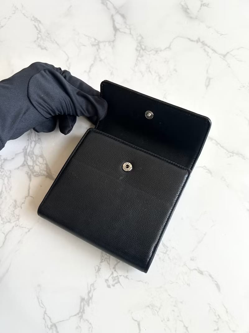 Chanel黑色雕刻銀扣魚子醬短夾/皮夾/錢包