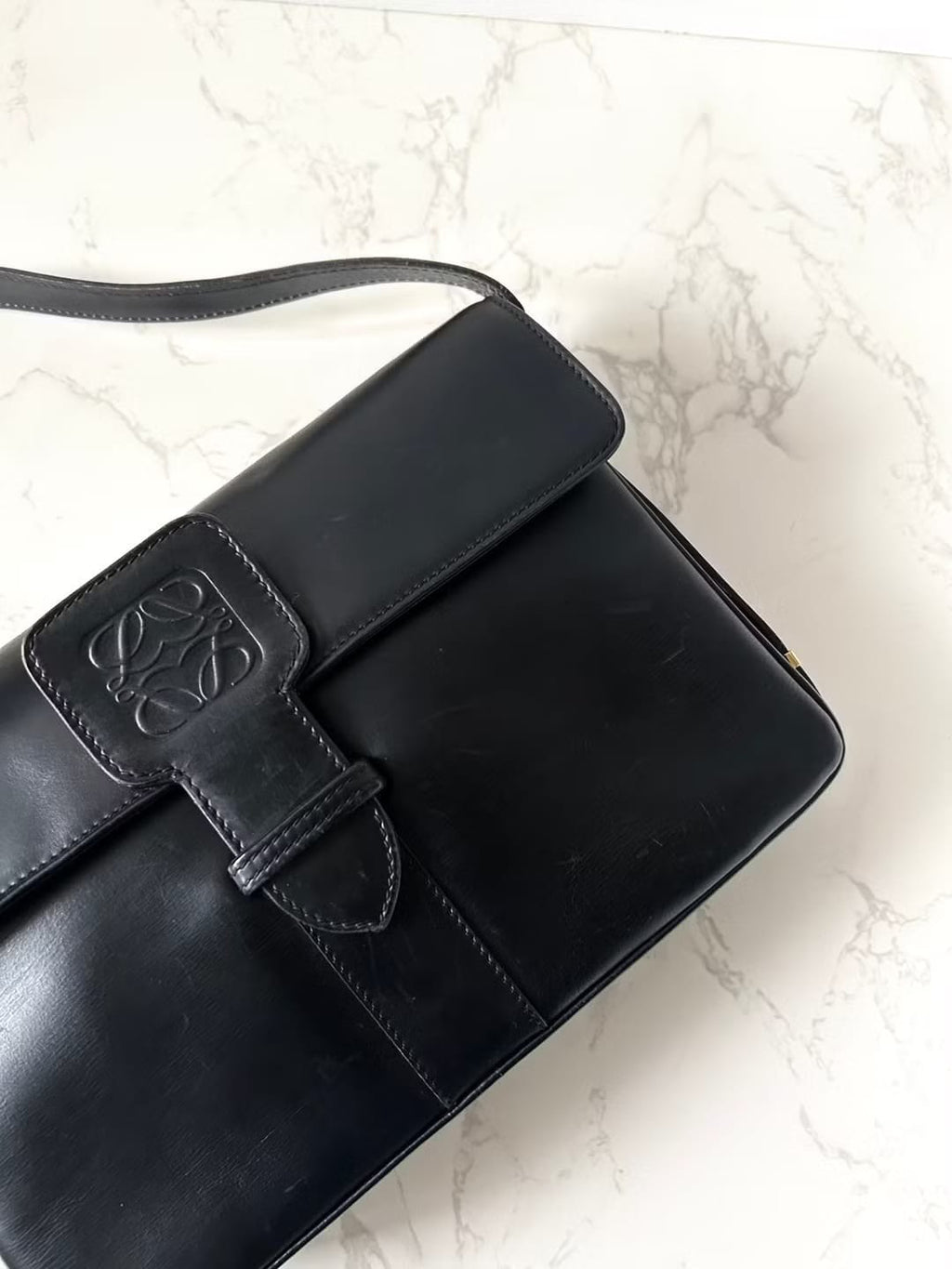 Loewe黑色壓印郵差包/單肩包/斜背包/側背包